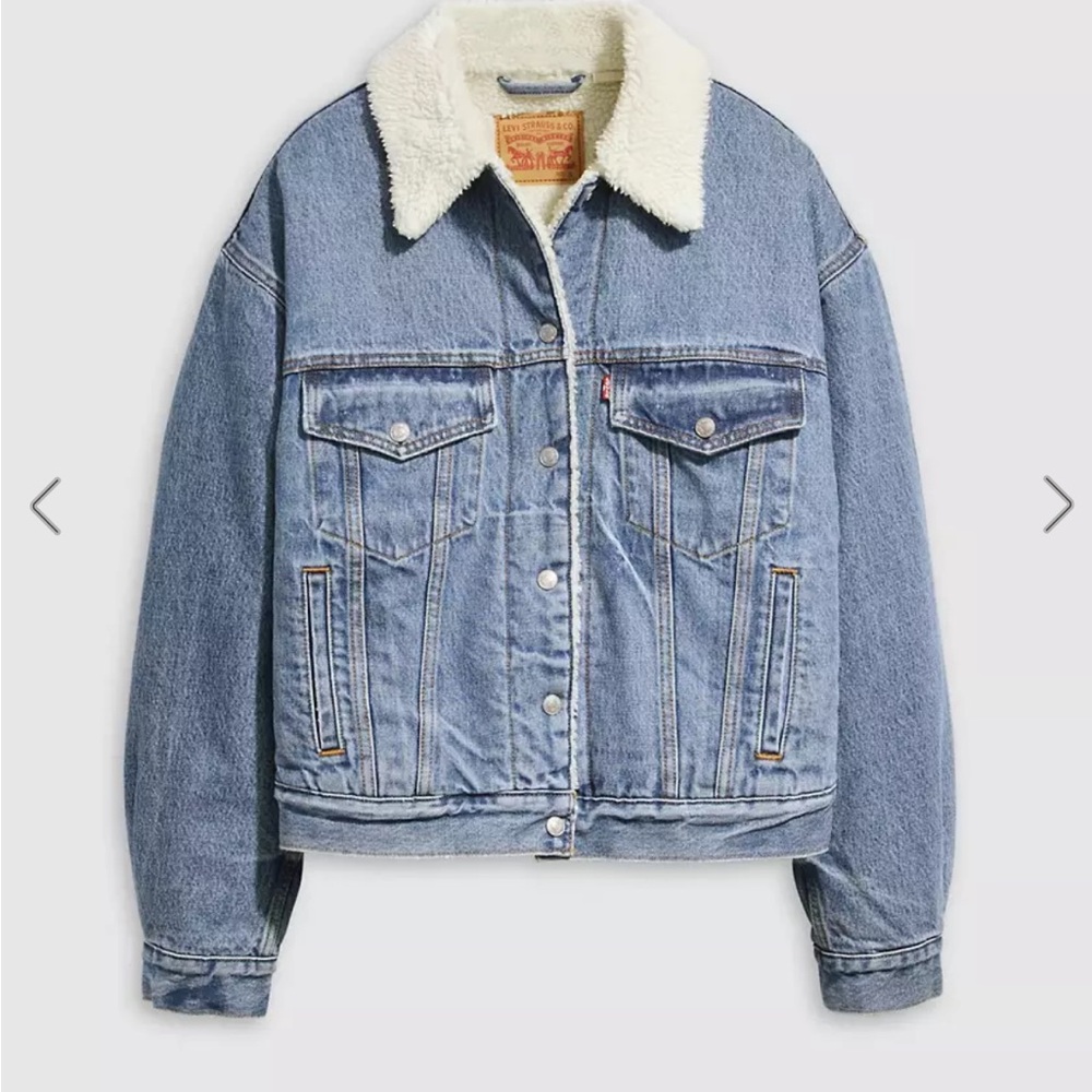⭐️FLASH SALE⭐️
Levi's Classic Blue Denim Jacket with Sherpa Lining - Picture 4 of 6